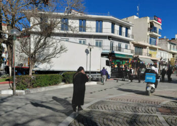 Πτολεμαΐδα: Με δυσκολία διέσχισε τα “φιδάκια” νταλίκα καθυστερώντας για λίγο την κυκλοφορία