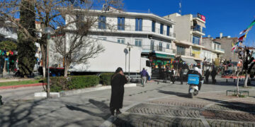 Πτολεμαΐδα: Με δυσκολία διέσχισε τα “φιδάκια” νταλίκα καθυστερώντας για λίγο την κυκλοφορία