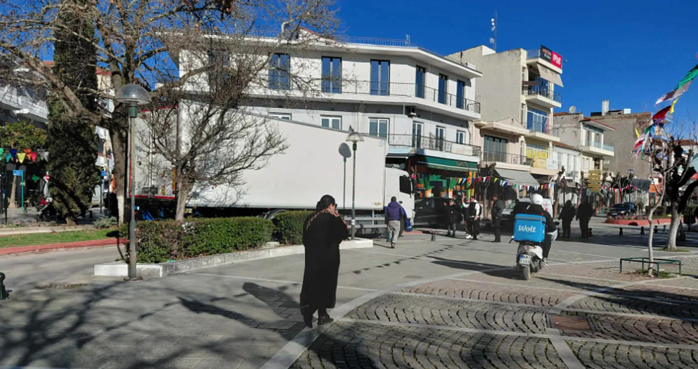 Πτολεμαΐδα: Με δυσκολία διέσχισε τα “φιδάκια” νταλίκα καθυστερώντας για λίγο την κυκλοφορία