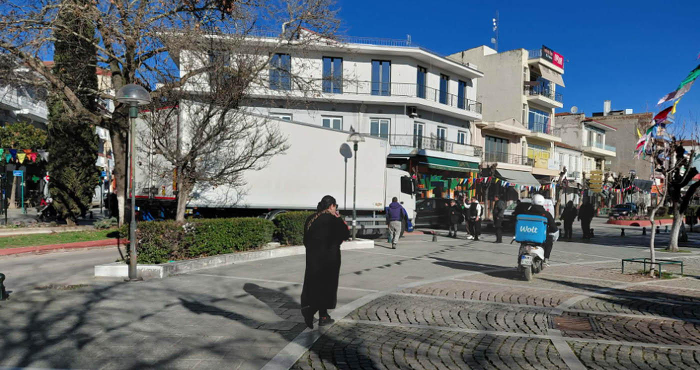 Πτολεμαΐδα: Με δυσκολία διέσχισε τα “φιδάκια” νταλίκα καθυστερώντας για λίγο την κυκλοφορία