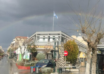 Μικρή μπόρα, όμορφη εικόνα: Ουράνιο τόξο στον ουρανό της Πτολεμαΐδας