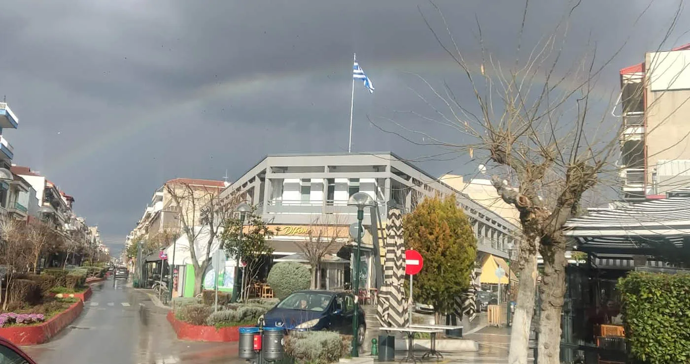 Μικρή μπόρα, όμορφη εικόνα: Ουράνιο τόξο στον ουρανό της Πτολεμαΐδας