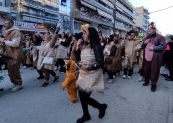 Πτολεμαΐδα: Ξεκίνησε η μεγάλη Αποκριάτικη παρέλαση καρναβαλιστών και αρμάτων – Λιονταράκια και ζώα του δάσους