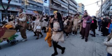 Πτολεμαΐδα: Ξεκίνησε η μεγάλη Αποκριάτικη παρέλαση καρναβαλιστών και αρμάτων – Λιονταράκια και ζώα του δάσους