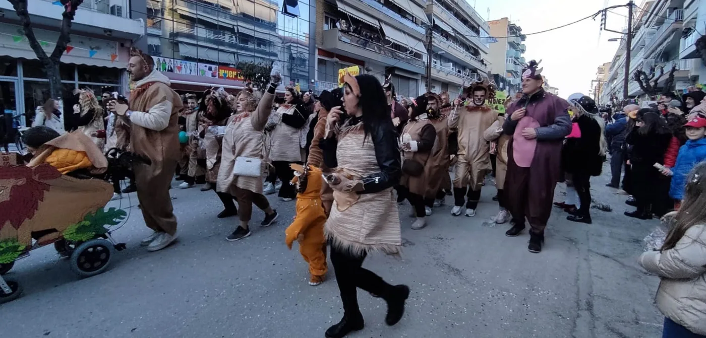 Πτολεμαΐδα: Ξεκίνησε η μεγάλη Αποκριάτικη παρέλαση καρναβαλιστών και αρμάτων – Λιονταράκια και ζώα του δάσους