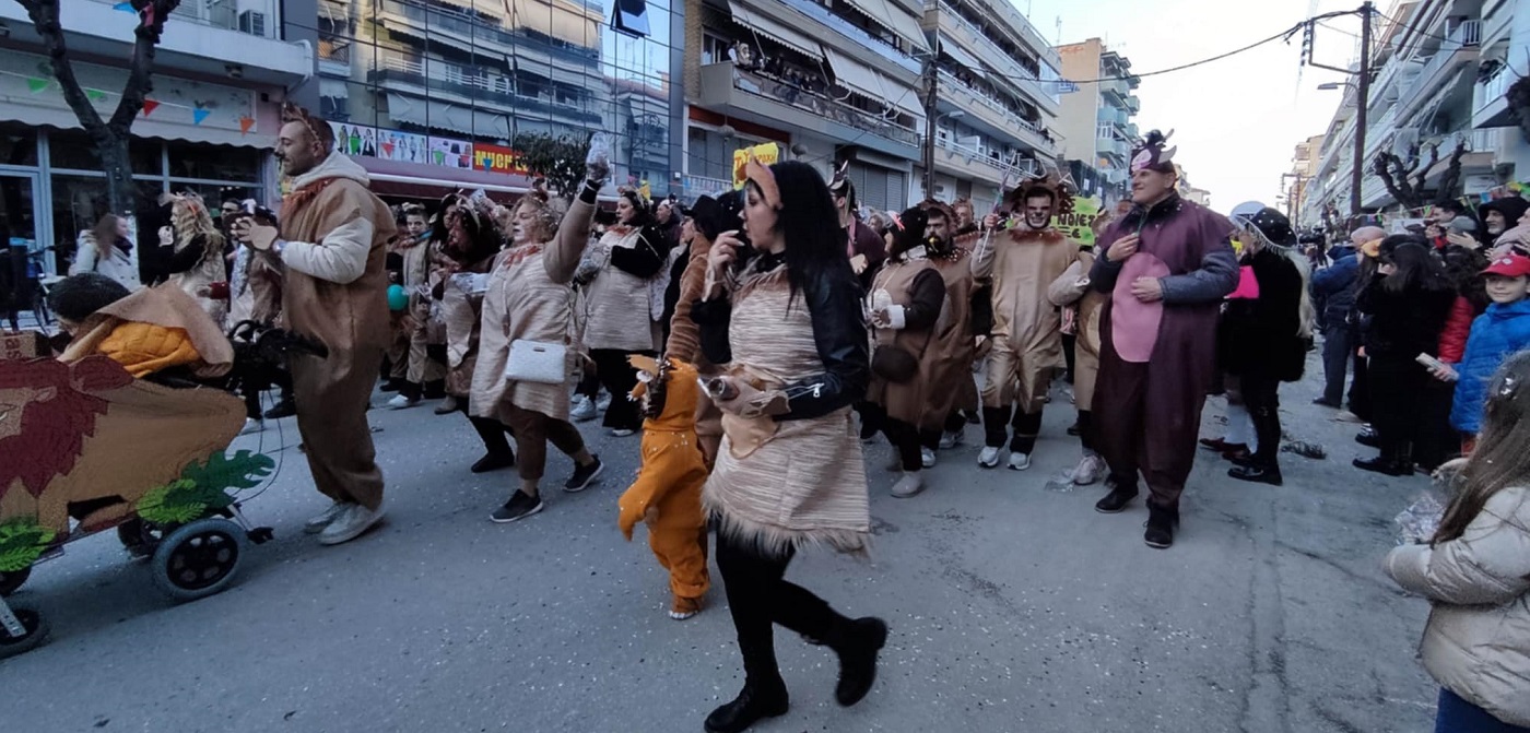 Πτολεμαΐδα: Ξεκίνησε η μεγάλη Αποκριάτικη παρέλαση καρναβαλιστών και αρμάτων – Λιονταράκια και ζώα του δάσους