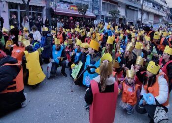 Η Πτολεμαΐδα κάνει Karvonval και ξεφαντώνει: Πολύχρωμα άρματα και μεταμφιεσμένοι κάθε ηλικίας (ΦΩΤΟ)