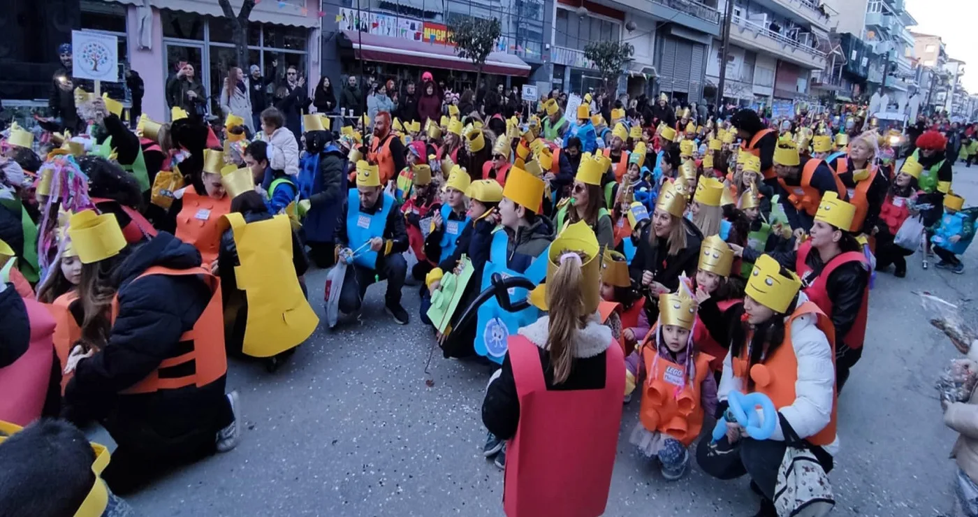 Η Πτολεμαΐδα κάνει Karvonval και ξεφαντώνει: Πολύχρωμα άρματα και μεταμφιεσμένοι κάθε ηλικίας (ΦΩΤΟ)