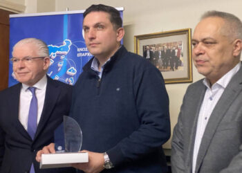 Τιμητική πλακέτα στη μνήμη του Κοσμά Πουγαρίδη για την προσφορά του στον Περιφερειακό Τύπο από την ΕΙΕΤ