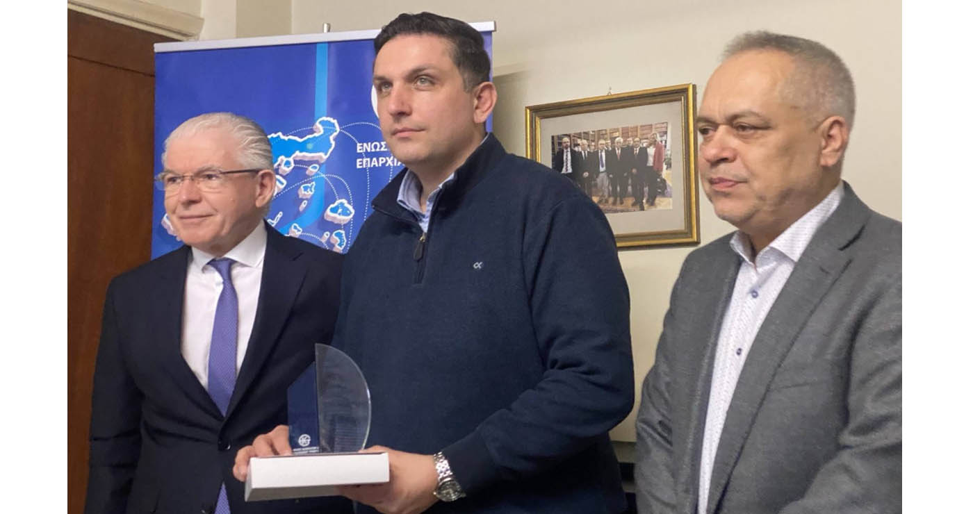 Τιμητική πλακέτα στη μνήμη του Κοσμά Πουγαρίδη για την προσφορά του στον Περιφερειακό Τύπο από την ΕΙΕΤ