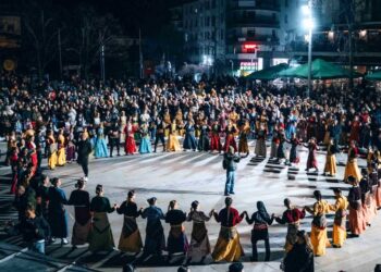 Ποντιακός παλμός στην καρδιά της Κοζανίτικης Αποκριάς – Συγκίνηση, συμμετοχή και αλληλεγγύη