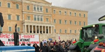Αγροτικό συλλαλητήριο: Έξω από τη Βουλή τα τρακτέρ,