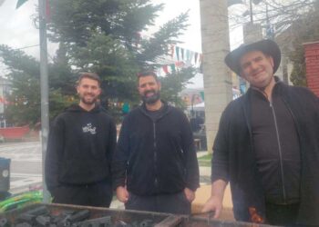 Τσικνοπέμπτη στην πλατεία: Προετοιμασία για την αποψινή Αποκριάτικη εκδήλωση στην κεντρική πλατεία Πτολεμαΐδας (video)