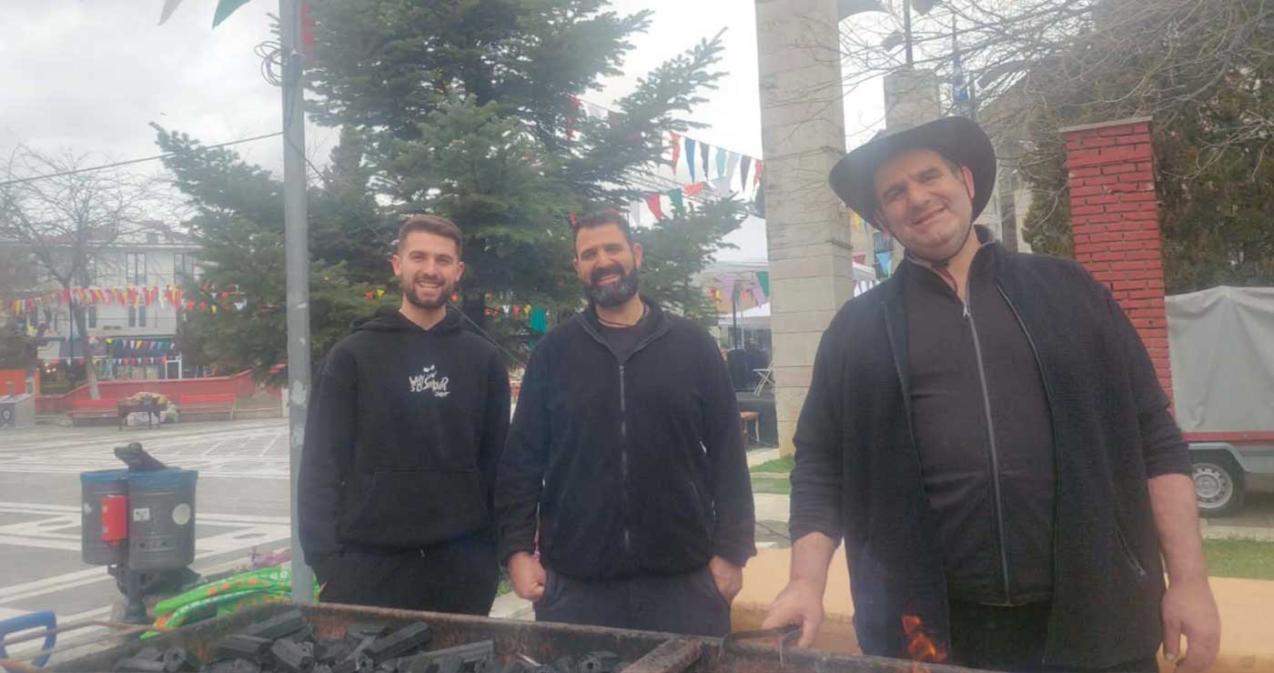 Τσικνοπέμπτη στην πλατεία: Προετοιμασία για την αποψινή Αποκριάτικη εκδήλωση στην κεντρική πλατεία Πτολεμαΐδας (video)