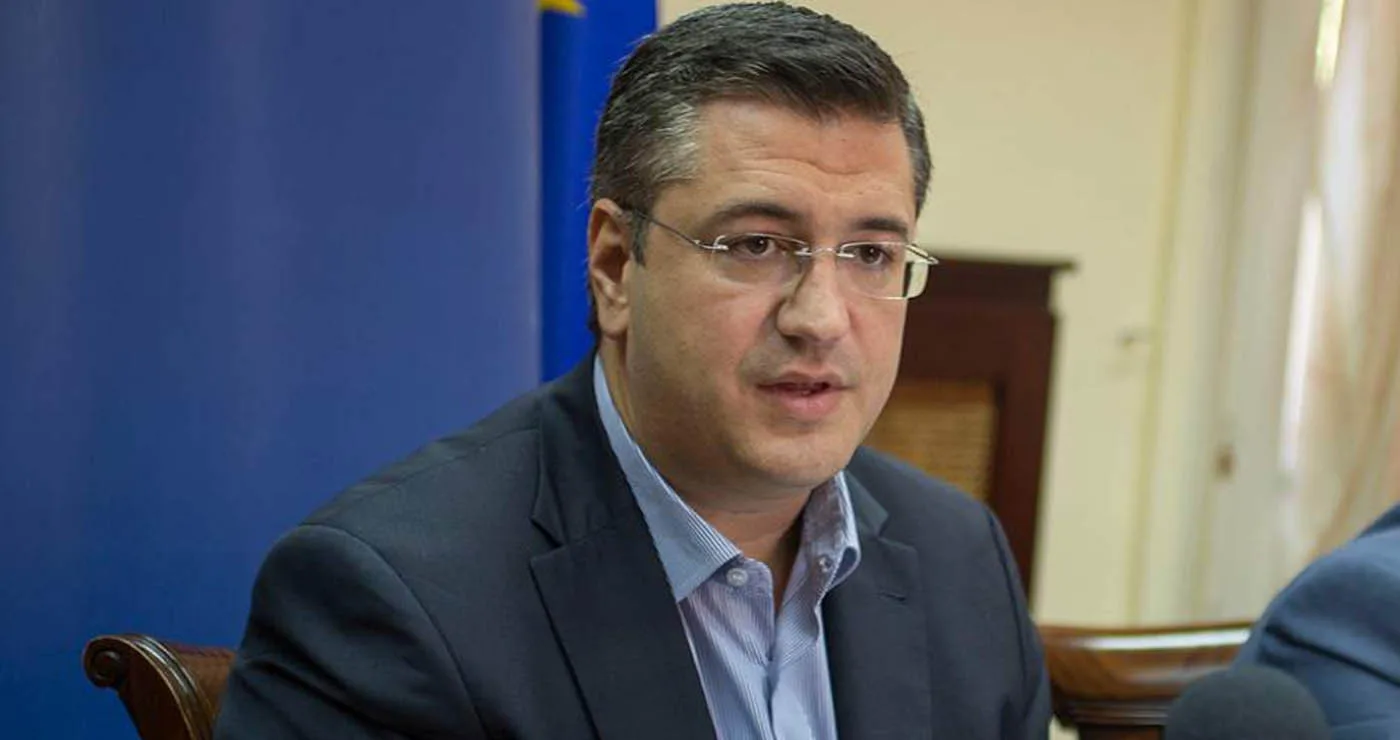 Τζιτζικώστας: Ο πιο πλούσιος Επίτροπος με 70 ακίνητα & χιλιάδες ευρώ σε καταθέσεις