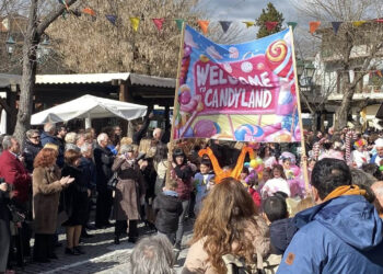 Βελβεντό σε αποκριάτικο παλμό – Παρέλαση με δυναμική συμμετοχή (Φωτογραφίες)