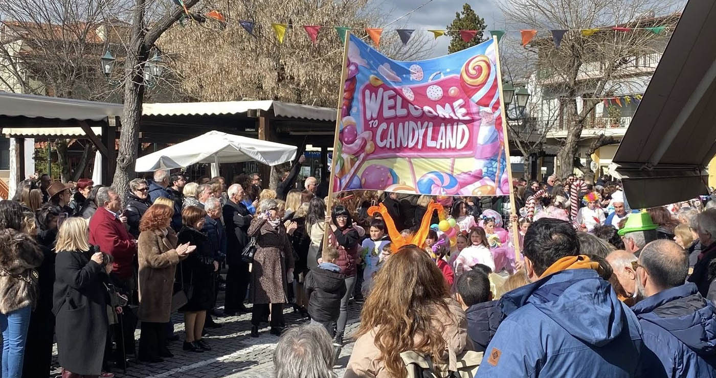 Βελβεντό σε αποκριάτικο παλμό – Παρέλαση με δυναμική συμμετοχή (Φωτογραφίες)