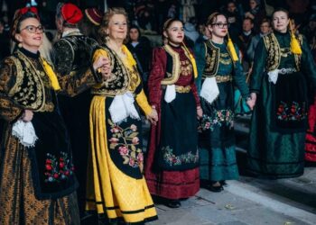 Άρωμα Βοΐου «πλημμύρισε» την κεντρική πλατεία στην Κοζανίτικη Αποκριά