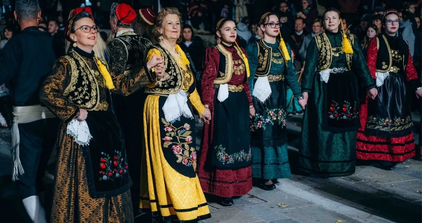 Άρωμα Βοΐου «πλημμύρισε» την κεντρική πλατεία στην Κοζανίτικη Αποκριά