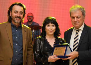 Κοζάνη: Βραβεύτηκε δημοτική υπάλληλος στον ετήσιο χορό των εργαζομένων – Βρήκε και παρέδωσε πορτοφόλι με χρήματα