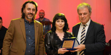 Κοζάνη: Βραβεύτηκε δημοτική υπάλληλος στον ετήσιο χορό των εργαζομένων – Βρήκε και παρέδωσε πορτοφόλι με χρήματα