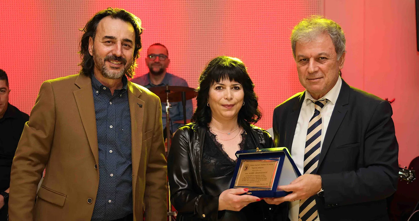 Κοζάνη: Βραβεύτηκε δημοτική υπάλληλος στον ετήσιο χορό των εργαζομένων – Βρήκε και παρέδωσε πορτοφόλι με χρήματα