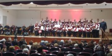 Η χορωδία Φλώρινας παρουσιάζει μια άρτια μουσική παράσταση στην Έδεσσα, με πολλούς θεατές να την παρακολουθούν με ενθουσιασμό.