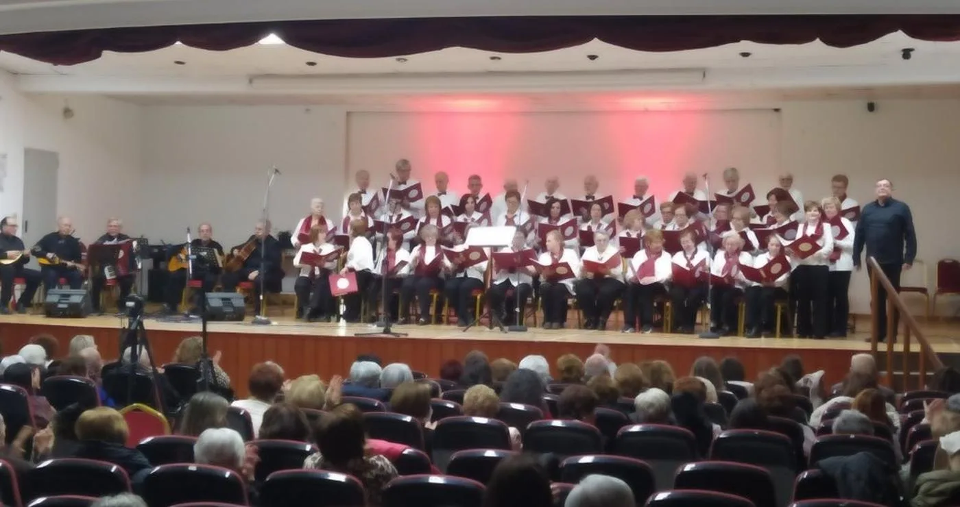 Η χορωδία Φλώρινας παρουσιάζει μια άρτια μουσική παράσταση στην Έδεσσα, με πολλούς θεατές να την παρακολουθούν με ενθουσιασμό.