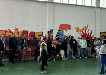 Μια ομάδα πολιτών συμμετέχει σε μαθήματα αυτοάμυνας στο γυμναστήριο του 1ου Λυκείου Φλώρινας, με έναν εκπαιδευτή να τους καθοδηγεί.