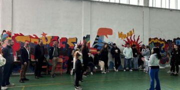 Μια ομάδα πολιτών συμμετέχει σε μαθήματα αυτοάμυνας στο γυμναστήριο του 1ου Λυκείου Φλώρινας, με έναν εκπαιδευτή να τους καθοδηγεί.