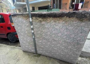 Ένα παλιό, διαμορφωμένο στρώμα βρίσκεται έξω από ένα σπίτι, έτοιμο για αποκομιδή ως ογκώδες απόρριμμα στη Φλώρινα.