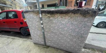 Ένα παλιό, διαμορφωμένο στρώμα βρίσκεται έξω από ένα σπίτι, έτοιμο για αποκομιδή ως ογκώδες απόρριμμα στη Φλώρινα.