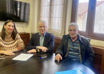 Τρεις άνθρωποι, συμπεριλαμβανομένης της εκπροσώπου της ΕΡΓΟΔΟΣ Ι.Κ.Ε. Δέσποινας Γρηγορίου, του Δημάρχου Αμυνταίου Ιωάννη Λιάση και του Προέδρου της Δ.Κ. Βεγόρας Λάζαρου Αθανασιάδη, υπογράφουν το εργολαβικό συμφωνητικό για την Αγροτική Οδοποιία Βεγόρας.