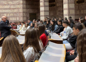 Μαθητές του 3ου Γυμνασίου Πτολεμαΐδας στη Βουλή – Ο Μιχάλης Παπαδόπουλος τους συνόδευσε στην ξενάγηση