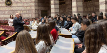 Μαθητές του 3ου Γυμνασίου Πτολεμαΐδας στη Βουλή – Ο Μιχάλης Παπαδόπουλος τους συνόδευσε στην ξενάγηση