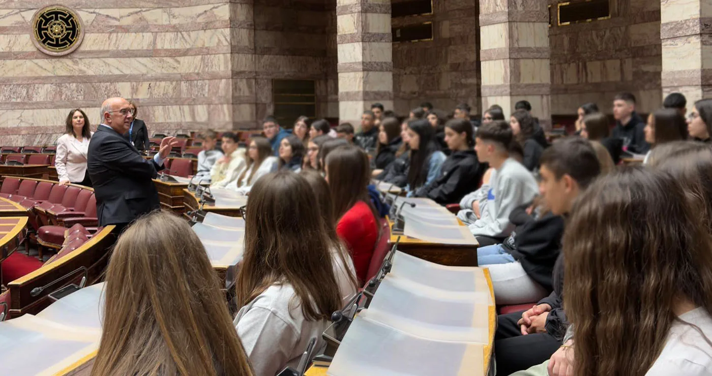 Μαθητές του 3ου Γυμνασίου Πτολεμαΐδας στη Βουλή – Ο Μιχάλης Παπαδόπουλος τους συνόδευσε στην ξενάγηση