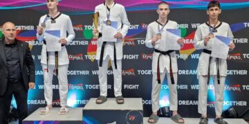 Τέσσερις αθλητές Taekwondo στέκονται στο βάθρο των νικητών στο Πανελλήνιο Πρωτάθλημα, με τον Γιώργο Νιόπλια να κατέχει το χάλκινο μετάλλιο, ως μέρος της Μακεδονικής Δύναμης Κοζάνης.