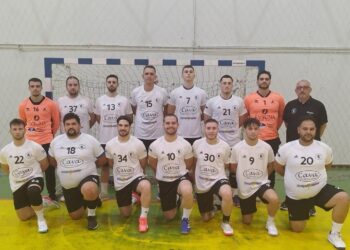 Ομάδα χάντμπολ Αμύντας Αμυνταίου ποζάρει για ομαδική φωτογραφία πριν τον αγώνα, φορώντας κόκκινες φανέλες και μαύρα σορτς. Χάντμπολ αμύντας.