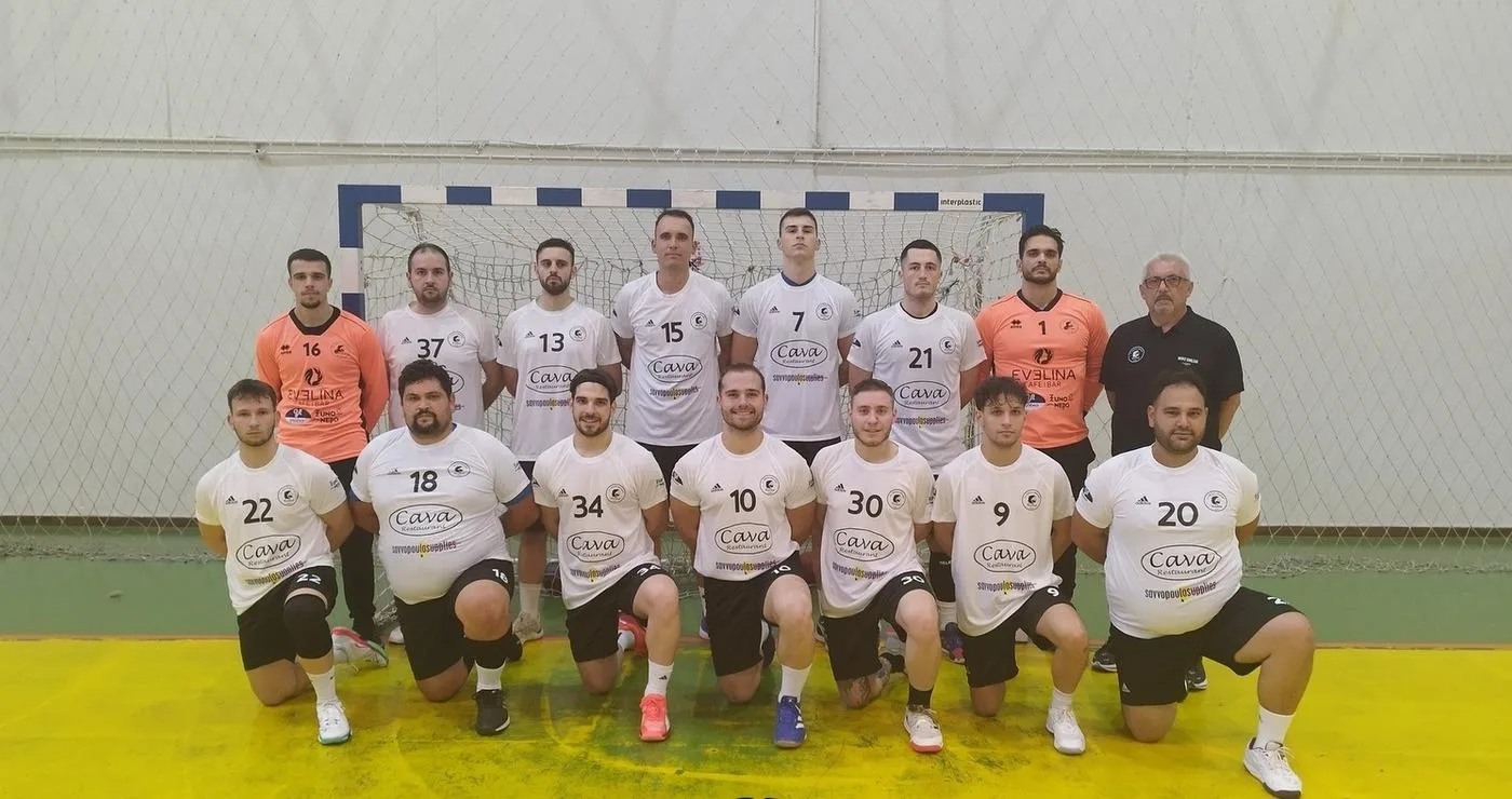 Ομάδα χάντμπολ Αμύντας Αμυνταίου ποζάρει για ομαδική φωτογραφία πριν τον αγώνα, φορώντας κόκκινες φανέλες και μαύρα σορτς. Χάντμπολ αμύντας.