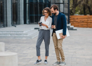 Business casual: Πώς να αναβαθμίσουμε το ντύσιμο της δουλειάς χωρίς να θυσιαστεί η άνεση