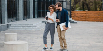 Business casual: Πώς να αναβαθμίσουμε το ντύσιμο της δουλειάς χωρίς να θυσιαστεί η άνεση