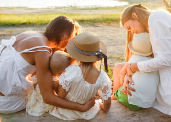 Συνταγματικός ο γάμος και η υιοθεσία από ομόφυλα ζευγάρια έκρινε το ΣτΕ, «δεν θίγονται οι παραδόσεις της Εκκλησίας»