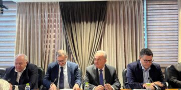 Με εντάσεις αλλά και παραγωγικό διάλογο η σύσκεψη ΠΕΔ- Υπουργών