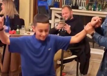 Μόλις Β’ Γυμνασίου και χορεύει με ψυχή – Ο Άγγελος από την Άνω Κώμη, Κοζάνης, χορεύει τσάμικο με πάθος και κερδίζει το χειροκρότημα (Βίντεο)