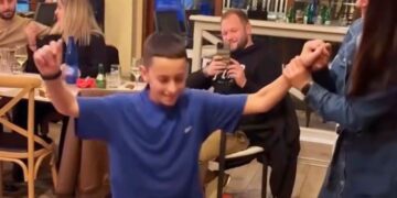 Μόλις Β’ Γυμνασίου και χορεύει με ψυχή – Ο Άγγελος από την Άνω Κώμη, Κοζάνης, χορεύει τσάμικο με πάθος και κερδίζει το χειροκρότημα (Βίντεο)