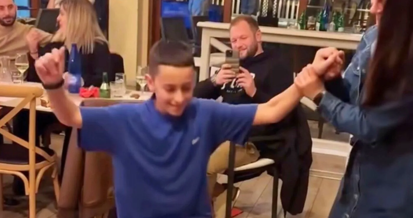 Μόλις Β’ Γυμνασίου και χορεύει με ψυχή – Ο Άγγελος από την Άνω Κώμη, Κοζάνης, χορεύει τσάμικο με πάθος και κερδίζει το χειροκρότημα (Βίντεο)