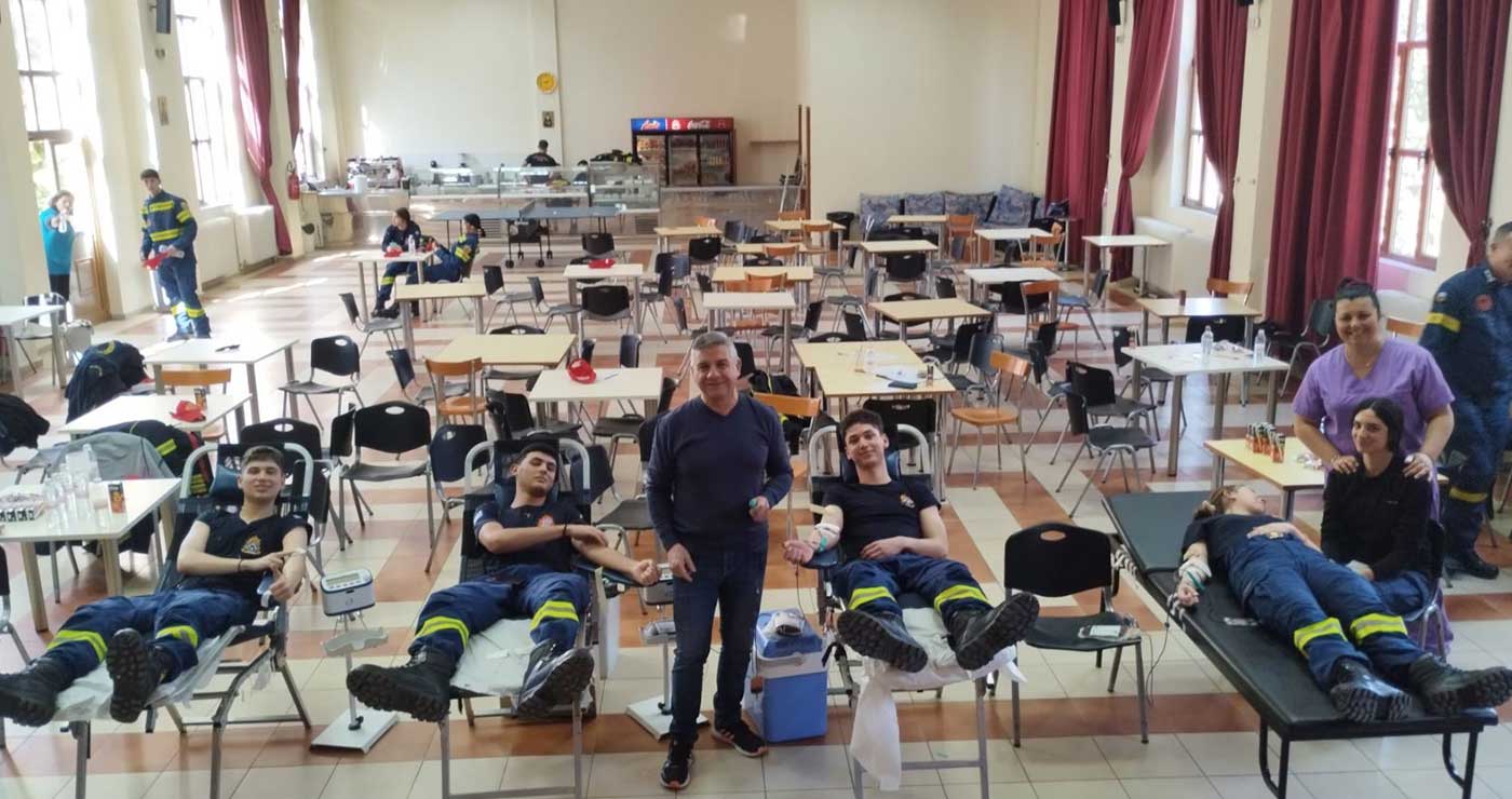 Οι δόκιμοι πυροσβέστες της Σχολής Πυροσβεστών στο Τσοτύλι συγκέντρωσαν 35 φιάλες αίματος