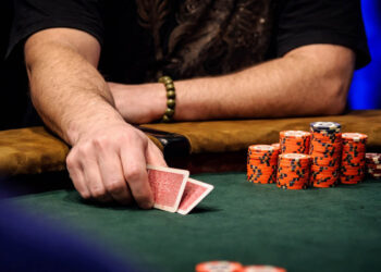 Τι αποκαλύπτει η γλώσσα του σώματος των live dealers στους παίκτες;