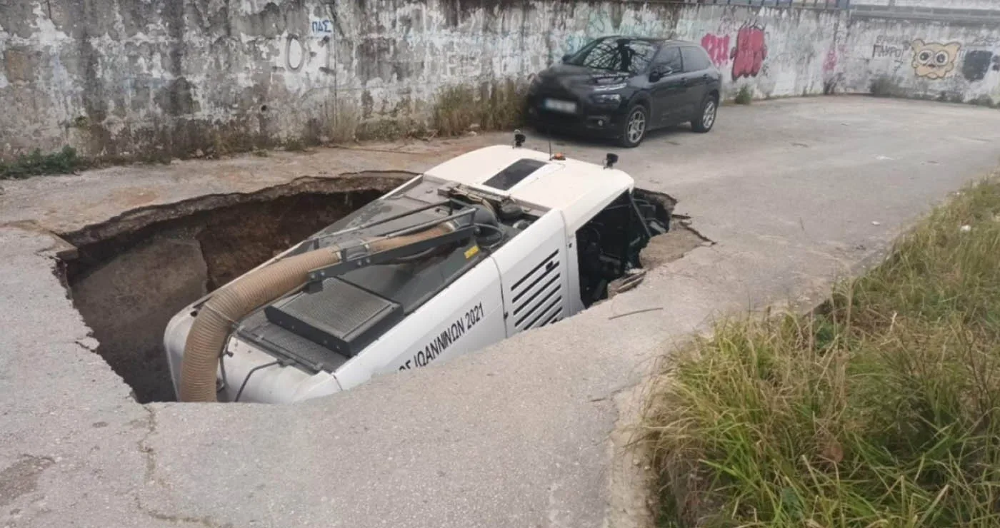 Ιωάννινα: Μεγάλη καθίζηση «κατάπιε» όχημα καθαριότητας του δήμου