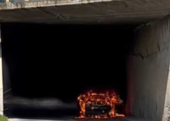 Συμβαίνει τώρα: Λαμπάδιασε ΙΧ μέσα σε γέφυρα σε περιοχή του Αμυνταίου (video)